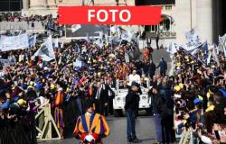 150 fieles de Acción Católica abrazan al Papa Francisco en Roma