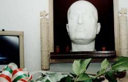 La muerte de Mussolini, los nostálgicos la esperan en la tumba: casi 100.000 en tres años
