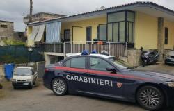 Sant’Antonio Abate, se atrinchera en la casa y amenaza con hacerla estallar: los carabinieri evitan la masacre