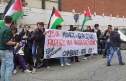 Los colectivos estudiantiles pro palestinos frente a los estudios de La7: “Parenzo, subamos”