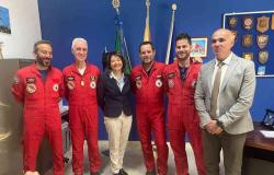Los pilotos de helicópteros de los Bomberos se encuentran con los alumnos del Instituto Aeronáutico Ferrarin – Escuela