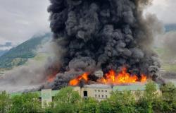 Gran incendio en el Alpitronic de Bolzano, fábrica en llamas: se estaban realizando renovaciones