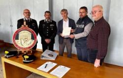 Los carabineros que protegen el patrimonio cultural entregan 21 documentos históricos a los archivos de la Unión Europea en Villa Salviati de Florencia