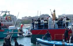 Bari, fiesta de San Nicolás: la procesión marítima de la estatua del santo patrón