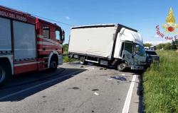 Accidente entre Busto Garolfo y Parabiago cerca de Milán, un muerto en la colisión entre camión y furgoneta