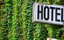 Sueño roto: París, el hotel cancela la habitación para personas mayores y de repente pide el triple del precio