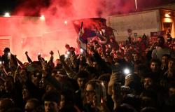 La Fiorentina celebró con la afición al regresar de Brujas para la final de Conferencia