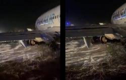 El Boeing 737 se sale de la pista al despegar y se incendia. Miedo a bordo en Dakar