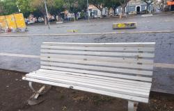 El banco blanco que simboliza a las víctimas de la carretera resultó dañado en Catania