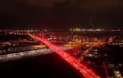 Las bombas de humo tiñen de rojo el puente de Bari: la ultra antorcha es un homenaje a San Nicolás pero también apunta a los De Laurentiis