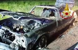 Un Camaro antiguo se incendia en la carretera: los dos hombres que iban a bordo se salvan, el coche queda destruido