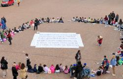 Niños y ancianos juntos en la Piazza Martiri de Carpi para el Día de la Tierra