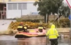 Los suburbios inundados por la lluvia, los bomberos en botes auxiliares para liberar a los automovilistas varados – BlogSicilia