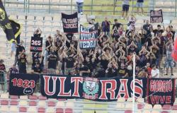 Los aficionados obligan a los jugadores del Crotone a quitarse la camiseta, investiga la fiscalía de la FIGC | Calabria7