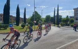 Giro de Italia en Rapolano Terme, gana Pelayo Sánchez. Pogacar se queda con la maglia rosa