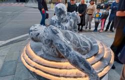 En Corso Giolitti una escultura de mármol celebra la vida que renace después del Covid