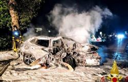 Bosco di Sona (Verona), el coche choca contra un árbol y se incendia. Murió una mujer de 51 años y su marido resultó herido