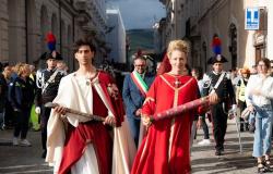 Pardonance, un taller de sastrería histórico en L’Aquila para crear trajes medievales para la procesión de toros – Virtù Quotidiane