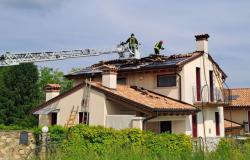 Incendio en Crosara, el techo de madera de una casa en llamas. Bomberos en el trabajo