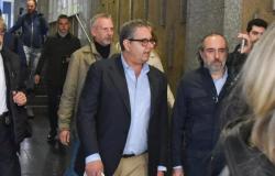 Escándalo de Liguria, Toti en el Palacio de Justicia de Génova no habla ante el juez. Su abogado: “Pedirá ser oído por el fiscal”