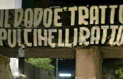 Pancarta de choque contra Pulcinelli en Ascoli con un maniquí ahorcado
