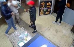El robo a machete en una pizzería de Bolonia: el vídeo de los chicos armados