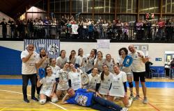 El equipo de voleibol femenino New Volley Rezzato celebra su ascenso a la Serie D