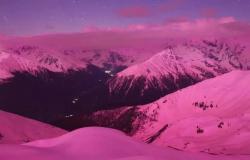 La aurora boreal, incluso los Dolomitas se tiñen de rosa