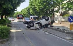Accidente en Arcore: el coche vuelca en Via Belvedere, el conductor de 89 años es rescatado