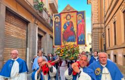 Sin bueyes en la recreación histórica del Santissimo Salvatore, el tríptico llevado a hombros por las cofradías