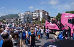 La Caravana Rosa del Giro de Italia hace escala en Bacoli