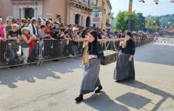 Los portadores del Comelico entre las Plumas Negras en el Encuentro de Vicenza. Seis marcharon en grupos históricos