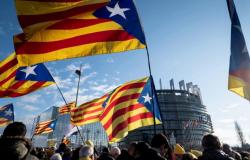 Elecciones en Cataluña, encuestas a pie de urna: los socialistas por delante. Segunda fuerza independentista. Un robo de cobre frena los trenes el día de la votación