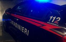 Nigeriano ilegal de 29 años detenido por los carabinieri por unos incendios en el centro de la ciudad. Restaurantes y vehículos dañados — Vita Web TV