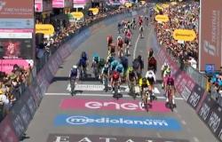Olaf Kooij gana la novena etapa del Giro de Italia en Nápoles, superando a Jonathan Milan