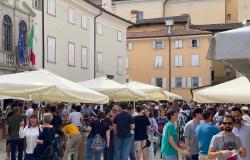 La fiesta de los bodegueros llena la plaza, con mil asistentes en Cormons • Il Goriziano