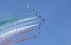 Las Frecce tricolori encantan el cielo de Trani: aquí está el vídeo del espectáculo