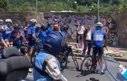 Giro de Italia de Nápoles, los ciclistas se detienen para rendir homenaje a Sara, una joven de 21 años que murió tras ser atropellada en Bagnoli