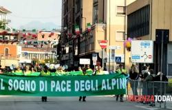 Las tropas alpinas desfilan en Vicenza, multitud de personas aplauden las plumas negras