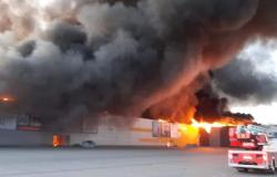 Un mega incendio destruye un centro comercial y una enorme nube de humo negro se eleva en el cielo en Polonia