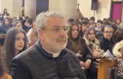 Primer encuentro de los jóvenes con el obispo de Foggia, Giorgio Ferretti. Momento de celebración y música en el “Espíritu Santo”