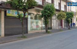 Crisis comercial en Cosenza: hasta 35 persianas cerradas en el centro de la ciudad