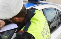 Cinco personas en el coche intentaron escapar al ver a la policía local: el conductor era un joven de dieciocho años sin permiso, multado