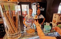 Giro de Italia 2024 Nápoles, la maglia rosa Pogačar en Sant’Agata de’ Goti para tomar un helado