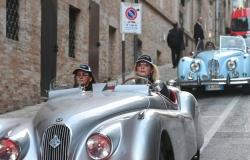 Los “jaguaristas” invaden Fermo. Coches míticos, cultura y turismo. Scuderia Marche: es belleza