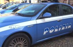 Arrastra al suelo a dos policías en la calle de Como y es detenido