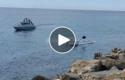 San Remo, un barco pesquero se hunde frente al antiguo puerto: un extranjero se arroja al agua y salva al marinero