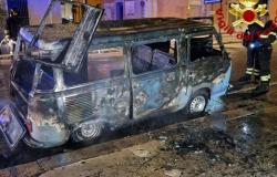 Otra noche de incendio en Salento: tres autos incendiados. En el incendio de Gallipoli en Corso Roma: una furgoneta quemada