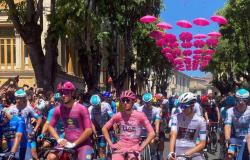 Todo el mundo está loco por el Giro de Italia: 30 mil en la ciudad para la fiesta rosa – L’Aquila