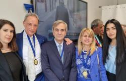 Ciudadanía honoraria y Premio Corazón de Oro al Prefecto Armando Gradone. También fueron premiados el cónsul de Benín en Nápoles Gambardella y Covino